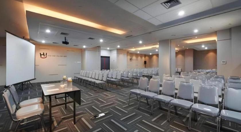Hi Hotel Senen Yakarta Exterior foto